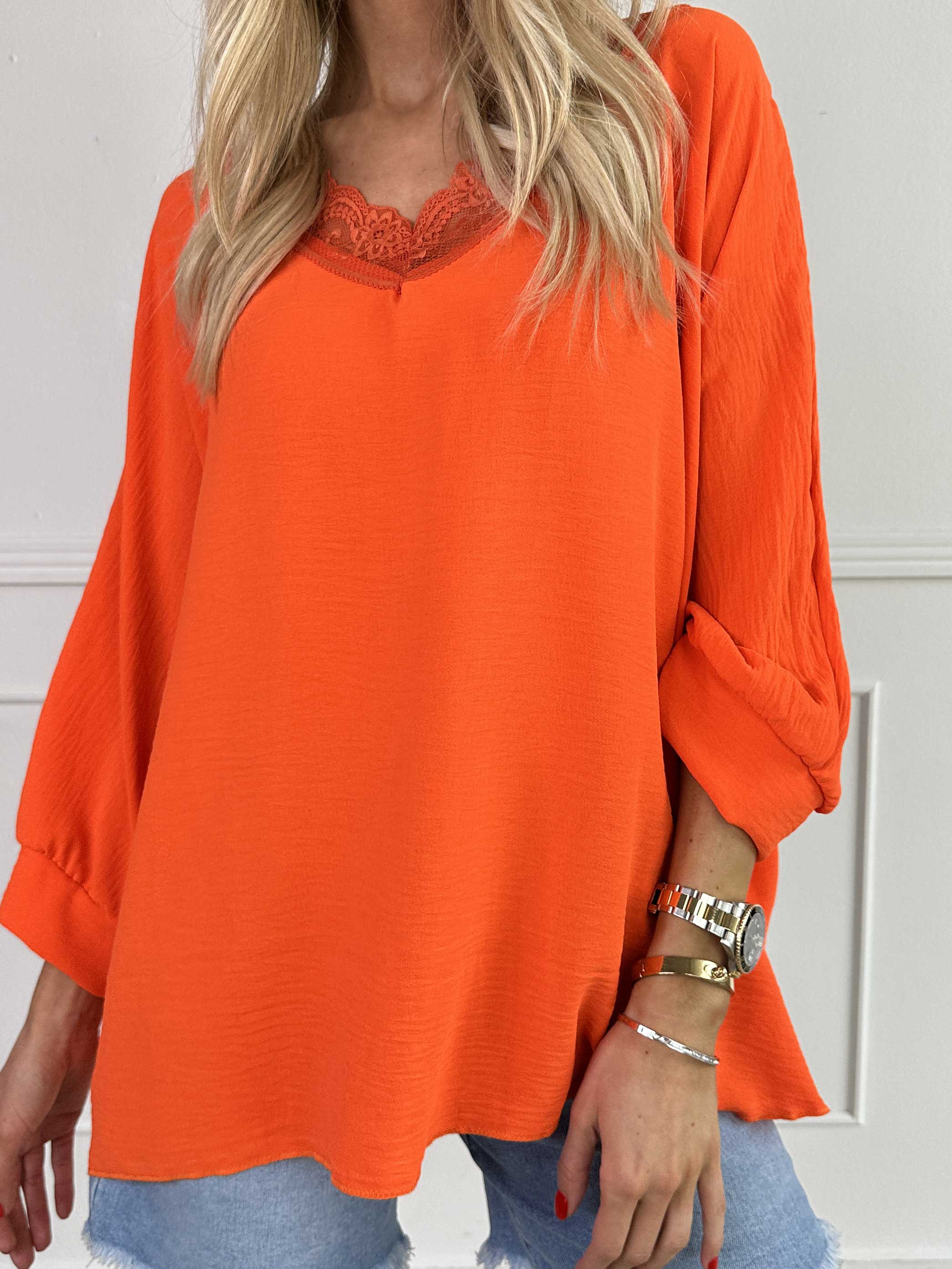 Leonora - Sød tunika med flagermusærmer og blonde